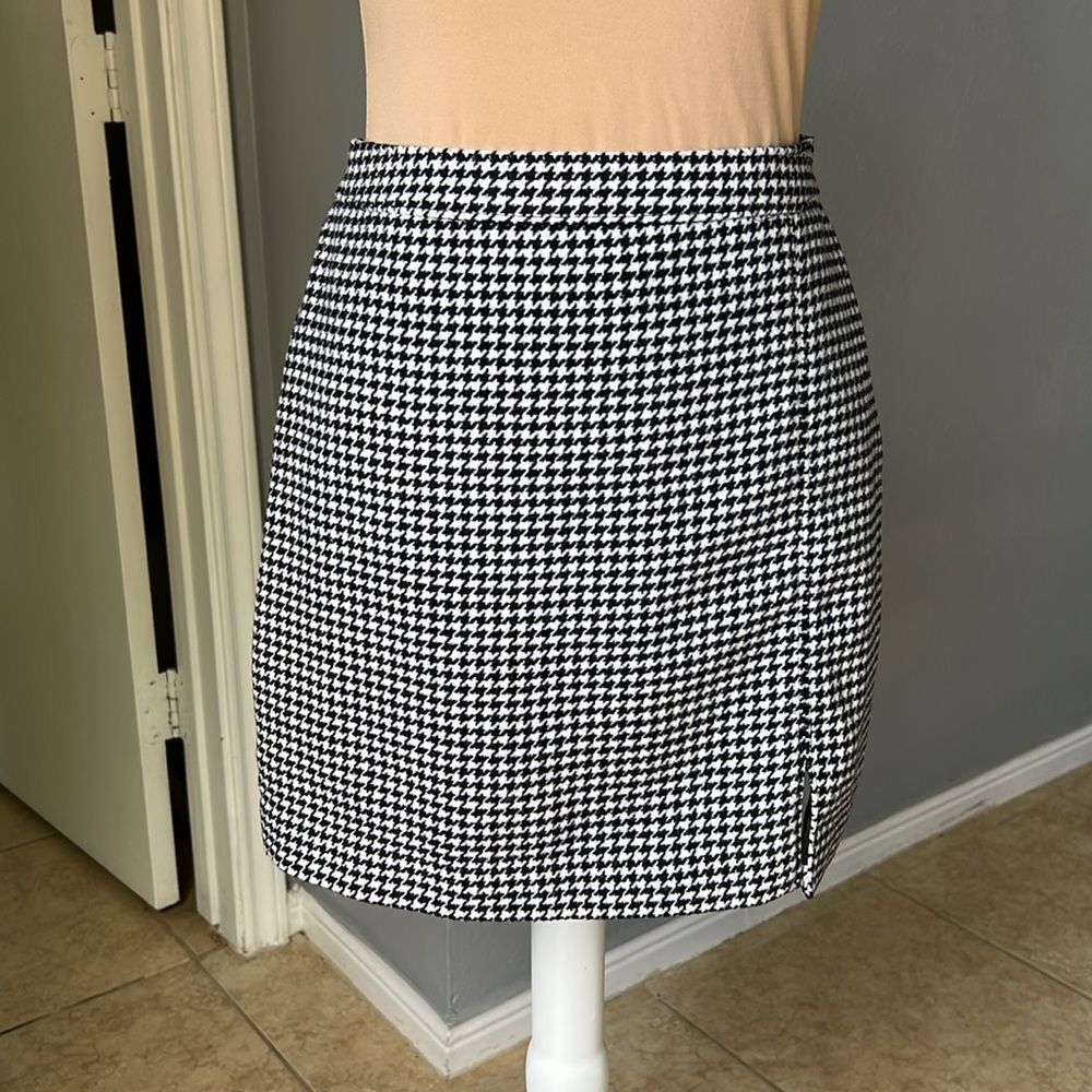 Hollister Black and White Houndstooth Mini Skirt